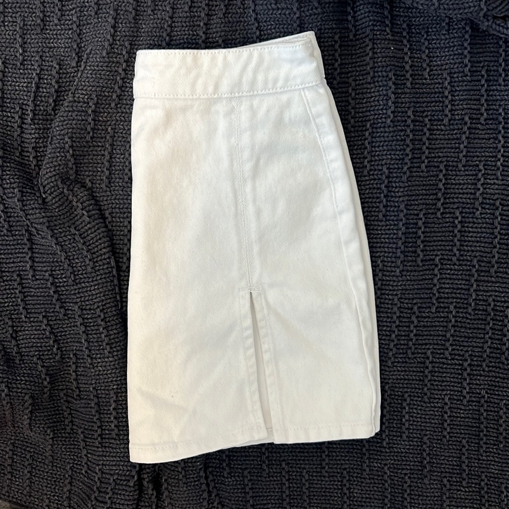 Whit denim/jean skirt with metal zipper